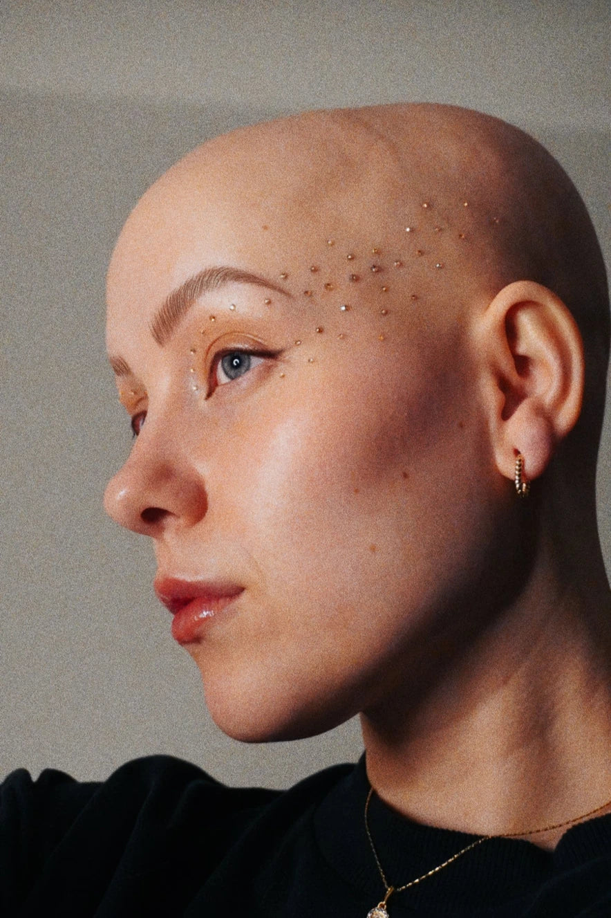 Seitenprofil vom Model mit Augenbrauen Tattoos